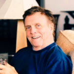 صورة شخصية للمؤلف سبنسر جونسون، كاتب كتاب من حرك قطعة الجبن ومدير الدقيقة الواحدة.